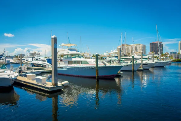 FORT LAUDERDALE, Estados Unidos - 11 de julio de 2017: Una línea de barcos en venta en Fort Lauderdale International Boat Show — Foto de Stock