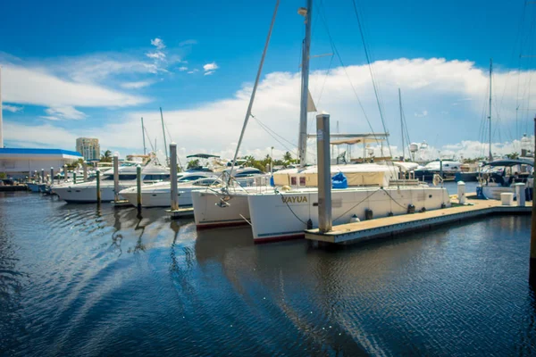 FORT LAUDERDALE, États-Unis - 11 JUILLET 2017 : Une ligne de bateaux exposés à la vente au Salon Nautique International de Fort Lauderdale — Photo