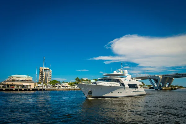 FORT LAUDERDALE, ÉTATS-UNIS - 11 JUILLET 2017 : Belle voile blanche avec une belle vue derrière un pont levé pour laisser passer le navire au port de Fort Lauderdale, en Floride — Photo