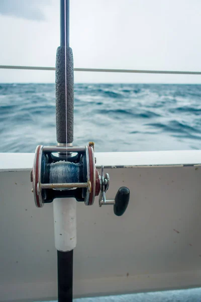 FORT LAUDERDALE, EE.UU. - 11 de julio de 2017: Primer plano de una caña de pescar en un gran barco en el agua en Fort Lauderdale, Florida — Foto de Stock