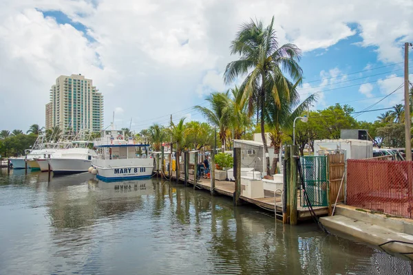 FORT LAUDERDALE, EUA - JULHO 11, 2017: Muitos barcos exibidos em um cais em Fort Lauderdale, Flórida — Fotografia de Stock