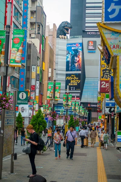 TOKYO, JAPÃO JUNHO 28 - 2017: Multidão de pessoas caminhando e desfrutando do famoso bairro de luzes vermelhas Kabukicho, circundante de grandes edifícios e anúncios, localizado em Tóquio — Fotografia de Stock