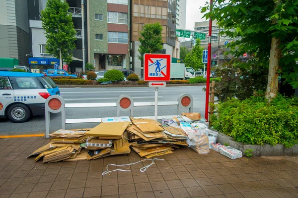 東京都 6 月 28-2017: オーバーヘッドプロジェクターと領域をリサイクル、書籍、ノートや新聞の神保町の歩道の地区に位置する東京 — ストック写真