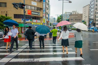 Tokyo, Japonya Haziran 28-2017: zebra geçiş Jimbocho sokak üzerinde şemsiye altında kimliği belirsiz kişi içinde bulunduğu Tokyo bölge