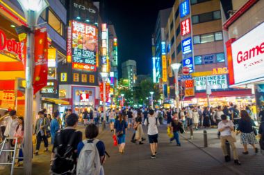 Tokyo, Japonya Haziran 28-2017: kalabalık sokaklarında Ikebukuro, ticari ve eğlence bölgesi içinde Toshima, Tokyo gece yürüyen insan