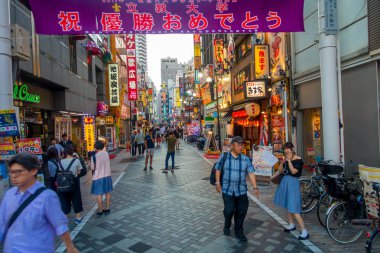 Tokyo, Japonya Haziran 28-2017: kalabalık sokaklarında Ikebukuro, ticari ve eğlence bölgesi Toshima, Tokyo içinde insanların