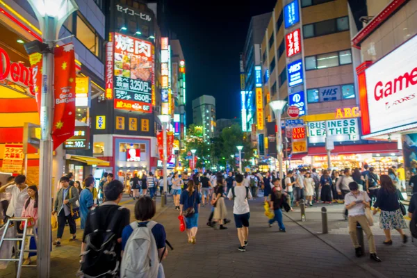 TOKYO, JAPÃO JUNHO 28 - 2017: Multidão de pessoas caminhando à noite nas ruas de Ikebukuro, um distrito comercial e de entretenimento em Toshima, Tóquio — Fotografia de Stock