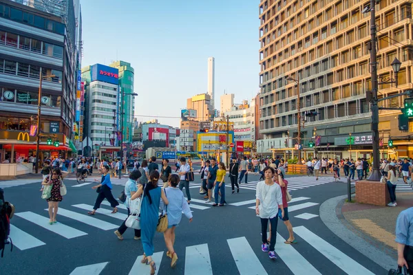 Tokyo, Japan juni 28-2017: Unidentifies människor korsar gatan använda övergångsställe på Ikebukuro distriktet i Tokyo metropolis, Japan. Tokyo Metropolis är både kapital och folkrikaste staden — Stockfoto