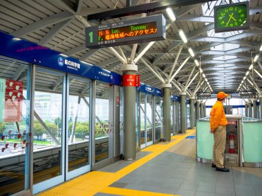 Tokyo, Japonya - 2 Ocak 2016: Tokyo, Japonya'nın Yamanote tren. Japonya demiryolu sistemi dakiklik ve güvenliği için yüksek bir üne sahiptir