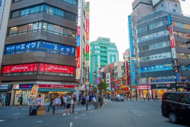 Tokyo, Japonya Haziran 28-2017: Ikebukuro bölge Tokyo Metropolü, Japonya yaya geçidi kullanarak karşıya insanlar Unidentifies. Başkenti ve en kalabalık şehri Tokyo metropol olduğunu