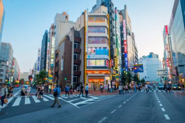 Tokyo, Japonya Haziran 28-2017: kimliği belirsiz kişi Ikebukuro Tokyo bölge metropolis, yaya geçidi kullanarak karşıya Japonya. Başkenti ve en kalabalık şehri Tokyo metropol olduğunu