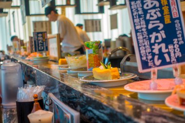Tokyo, Japonya -28 Haziran 2017: çeşitli japanesse gıda kaitenzushi Konveyör bant suşi restoran Tokyo içinde bir tablo üzerinde kapat