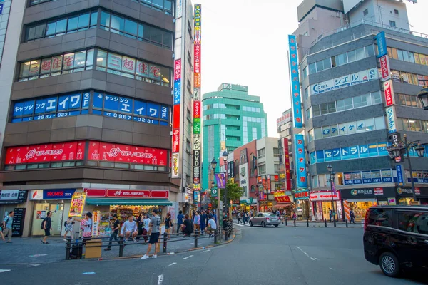 TOKYO, JAPON 28 JUIN 2017 : Non-identification des personnes traversant la rue par le passage supérieur du quartier d'Ikebukuro dans la métropole de Tokyo, au Japon. Tokyo Metropolis est à la fois la capitale et la ville la plus peuplée — Photo
