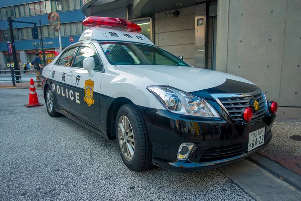 Tokyo, Japonya Haziran 28-2017: Tokyo Metropolitan Polis Departmanı araba park önünde Tokyo Merkez Tren Garı