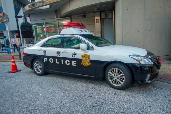 Tokyo, Japonya Haziran 28-2017: Tokyo Metropolitan Polis Departmanı araba park önünde Tokyo Merkez Tren Garı