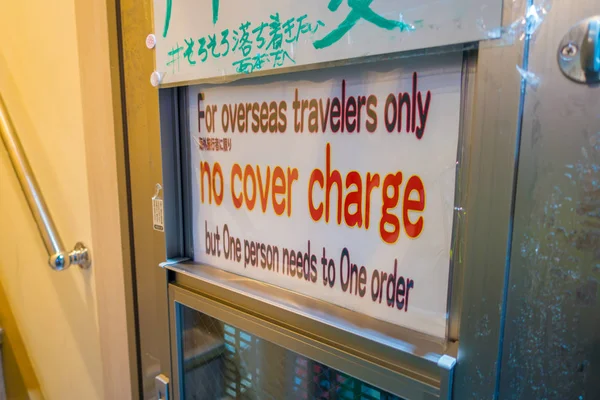 TOKYO, JAPAN JUNE 28 - 2017: Informative sign in traditional back street bars in Shinjuku Golden Gai. Golden gai consists of 6 tiny alleys with 200 tiny bars and 20th century atmosphere, located in — Stock Photo, Image