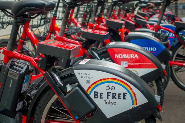 Τόκιο, Ιαπωνία Ιούνιος 28-2017: κοινόχρηστα ποδήλατα έχουν παραταχθεί στους δρόμους του Τόκιο. Μινατό ποδηλάτων Sharing, χρηματοδοτείται από Docomo, ξεκίνησε τον Οκτώβριο του 2014, βρίσκεται η πόλη του Τόκιο — Φωτογραφία Αρχείου