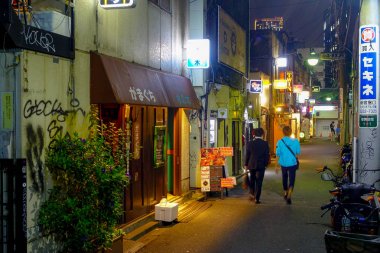 Tokyo, Japonya Haziran 28-2017: Shinjuku altın gay barlarda geleneksel arka sokak. 200 küçük barlar ve Tokyo'da bulunan 20th yüzyıl atmosferi ile 6 küçük sokakları, altın gai oluşur