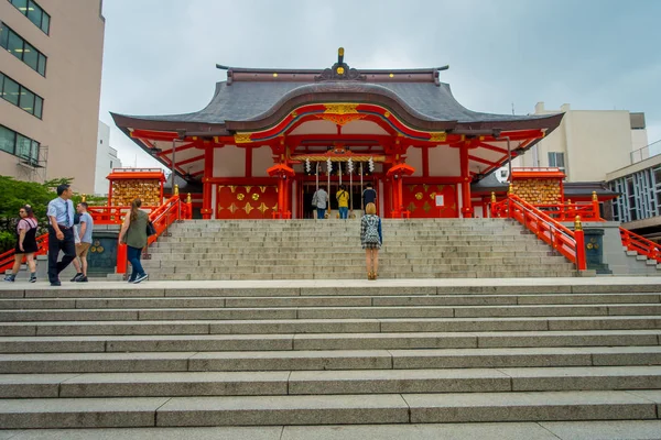 TOKYO, GIAPPONE 28 GIUGNO 2017: Santuario Hanazono Santuario Hanazono Jinja shintoista situato nel reparto di Shinjuku, dedicato alla divinità Inari Inari Okami è spesso visitato da uomini d'affari per pregare per il successo situato a — Foto Stock