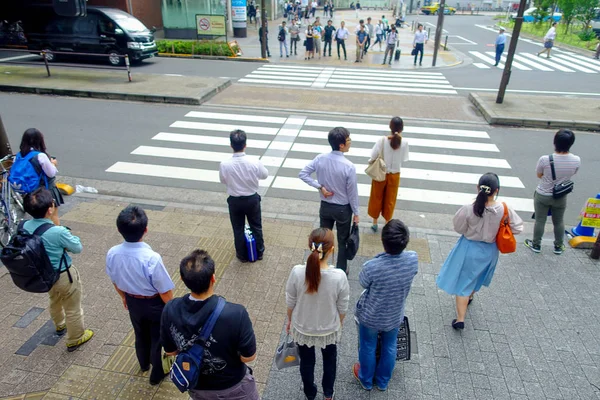 Tokyo, Japonya -28 Haziran 2017: tanımlanamayan insanlar karşıdan karşıya zebra elektrik şehir, Akihabara, Tokyo üzerinden geçerken