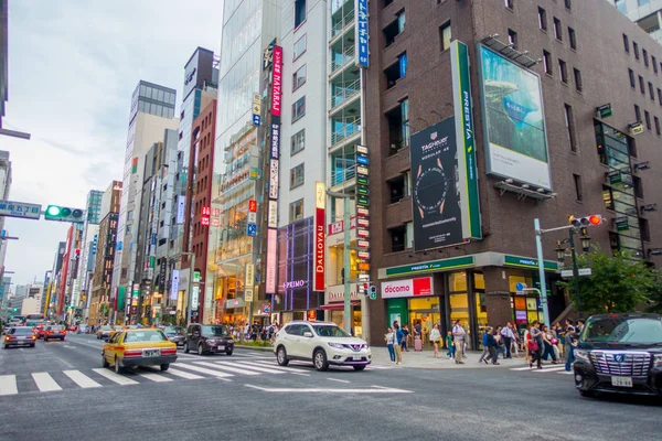 TOKYO, JAPON 28 JUIN 2017 : Belle vue sur le quartier de Ginza à Tokyo, Japon. Le quartier est un grand centre commercial pour l'électronique, ordinateur, anime, jeux — Photo