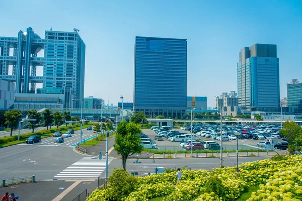 Tokyo, Japan juni 28-2017: futuristisk Fuji Tv byggnaden i en vacker solig dag med en blå himmel i Odaiba, Tokyo — Stockfoto