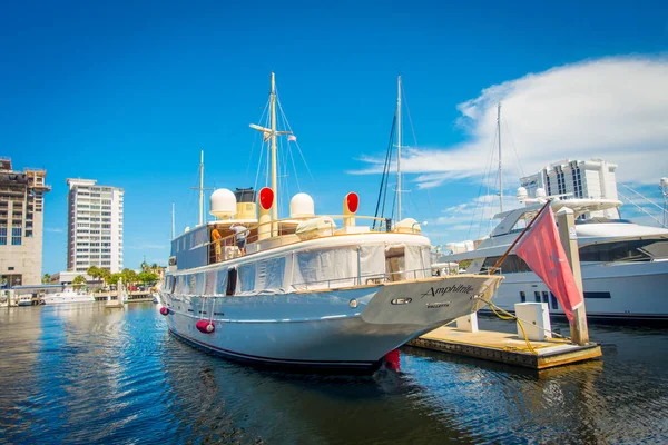 FORT LAUDERDALE, Estados Unidos - 11 de julio de 2017: Grandes embarcaciones estacionadas en el agua en el muelle del Salón Internacional de Barcos de Fort Lauderdale —  Fotos de Stock