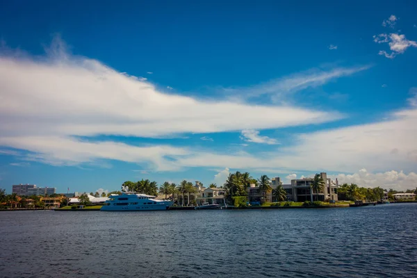 FORT LAUDERDALE, États-Unis - 11 JUILLET 2017 : Belle vue sur la nouvelle rivière avec promenade fluviale immeubles en copropriété et yachts garés dans la rivière, à Fort Lauderdale, Floride — Photo