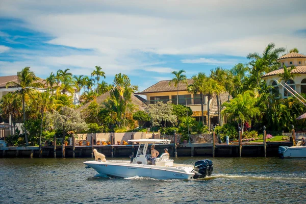 FORT LAUDERDALE, EUA - JULHO 11, 2017: Pessoas não identificadas em iates desfrutando da bela vista do novo rio com calçadão do rio arranha-céus edifícios condomínios e em Fort Lauderdale, Flórida — Fotografia de Stock