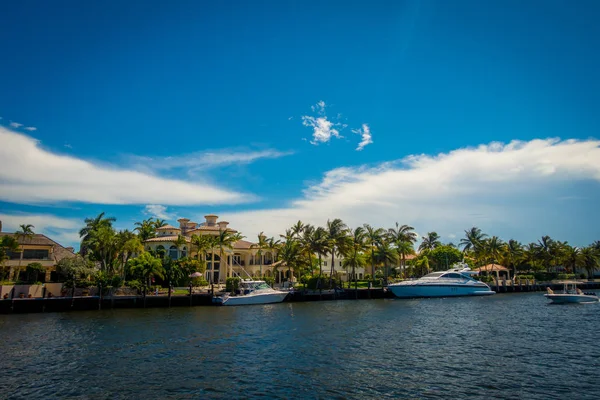 FORT LAUDERDALE, États-Unis - 11 JUILLET 2017 : Belle vue sur la nouvelle rivière avec promenade fluviale immeubles en copropriété et yachts garés dans la rivière, à Fort Lauderdale, Floride — Photo