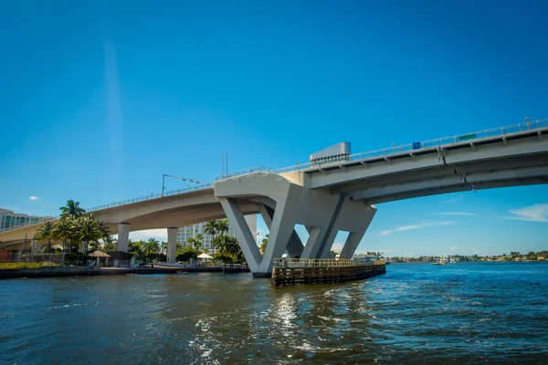 Fort Lauderdale, USA - 11. Juli 2017: Schöner Blick auf eine geöffnete Zugbrücke, die angehoben wurde, um das Schiff im Hafen von Fort Lauderdale, Florida passieren zu lassen — Stockfoto