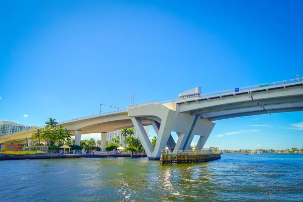 FORT LAUDERDALE, ÉTATS-UNIS - 11 JUILLET 2017 : Belle vue sur un pont levé pour laisser passer le navire au port de Fort Lauderdale, en Floride — Photo