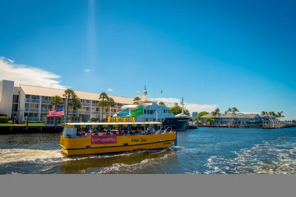 FORT LAUDERDALE, Estados Unidos - 11 de julio de 2017: Colorido taxi acuático amarillo con una magnífica vista de los edificios de condominios y yates de gran altura paseo marítimo en Fort Lauderdale, Florida — Foto de Stock