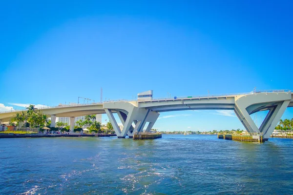 Fort Lauderdale, Amerika Birleşik Devletleri - 11 Temmuz 2017: Güzel görünüm açılan bir gemi Fort Lauderdale, Florida'daki Harbor'da geçmesine izin için harekete geçirilen köprü Çiz