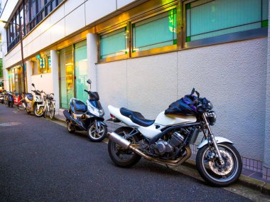Açık havada Tokyo'da bulunan bir binanın bazı motosiklet Park