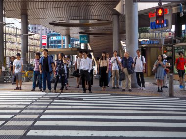 Tokyo, Japonya -28 Haziran 2017: tanımlanamayan bekleyenler zebra elektrik şehir, Akihabara, Tokyo üzerinden karşıya için yeşil ışık