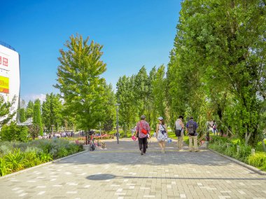 Kyoto, Japonya - 05 Temmuz 2017: bir Bahçe, Tenryu-ji içinde ilahi Dragon Tapınağı kimliği belirsiz insanlar. Kyoto'da