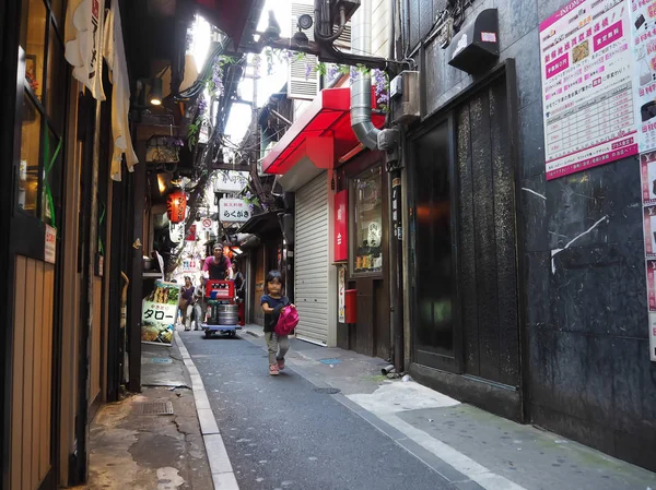 Tokyo, Japonya Haziran 28-2017: Shinjuku altın gay barlarda geleneksel arka sokak, kimliği belirsiz insanlar. 200 küçük barlar ve 20 yüzyıl atmosferi ile 6 küçük sokakları, altın gai oluşur