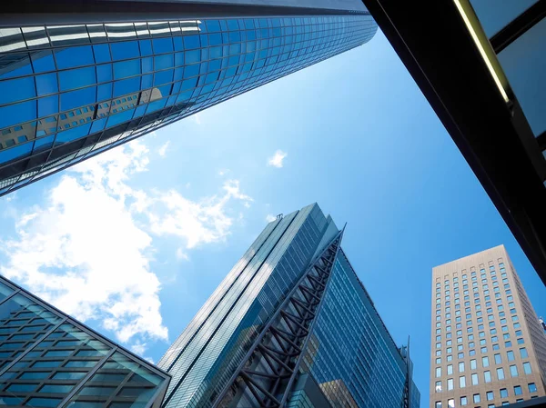 Arranha-céus em TokyoShinjuku, Tóquio, Japão, Um dos maiores distritos de negócios do Japão . — Fotografia de Stock