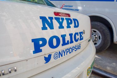 New York, ABD - 22 Kasım 2016: Araba polis Nypd New York'ta araba arka tarafındaki kelimelerle Çin kasaba sokağa park