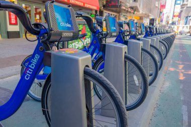 New York, ABD - 22 Kasım 2016: Bisiklet Kiralama kez üst üste New York'ta ABD sokakta park Meydanı