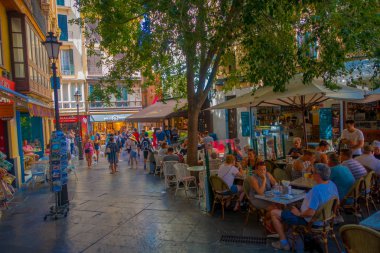 Palma De Mallorca, İspanya - 18 Ağustos 2017: Palma de Mallorca, İspanya, Avrupa'nın ünlü Bulvarı tarihi itibariyle yeme tanımlanamayan kişi