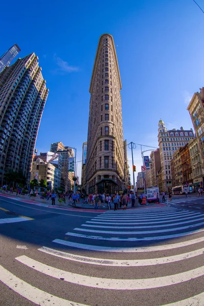 Nowy Jork, Usa - zm. 22 czerwca 2017: Niezidentyfikowanych ludzi chodzących w piękne odmówiło drapacze chmur i przepięknych budynków z The Flatiron Building w Nowym Jorku Usa, rybie oko — Zdjęcie stockowe