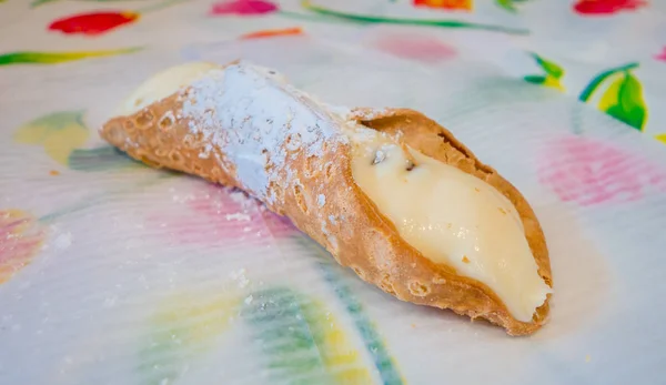 Deliziosi cannoli con sopra dello zucchero a velo — Foto Stock