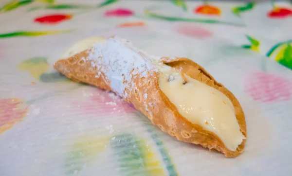 Deliziosi cannoli con sopra dello zucchero a velo — Foto Stock