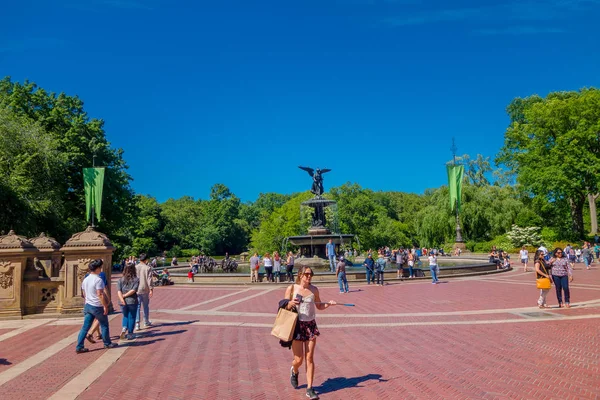 New York, USA - 22. November 2016: Unbekannte spazieren und fotografieren in einer Touristenattraktion, dem Bethesda-Brunnen im Central Park — Stockfoto