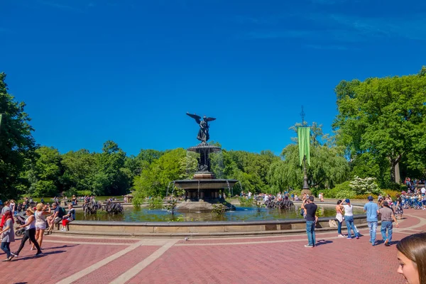 Nowy Jork, Usa - zm. 22 listopada 2016: Niezidentyfikowanych osób chodzenia i robienia zdjęć w atrakcją turystyczną, fontanna bethesda w central parku — Zdjęcie stockowe