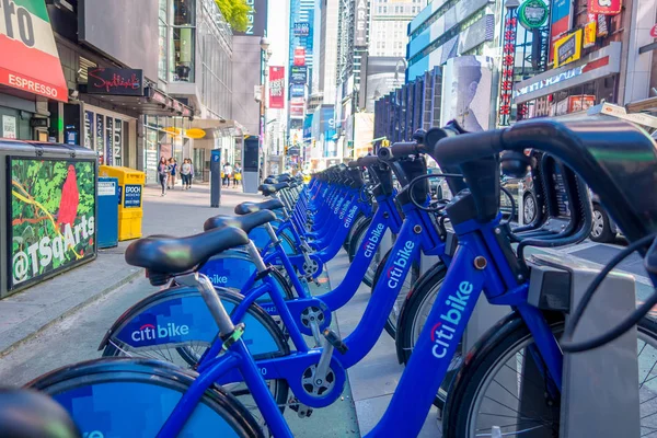 NUEVA YORK, EE.UU. - 22 DE NOVIEMBRE DE 2016: Alquiler de bicicletas en Times Square estacionado en una fila en la calle en la ciudad de Nueva York Estados Unidos — Foto de Stock