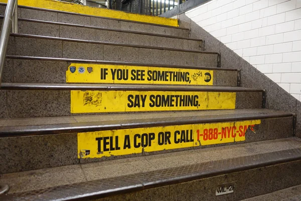 New york, usa - november 22, 2016: informatives schild auf treppen in zeiten quadratischen u-bahn-zug in new york city usa — Stockfoto