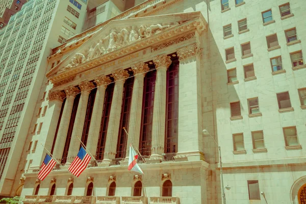 NOVA IORQUE, EUA - NOVEMBRO 22, 2016: Sinal de estrada de Nova York Wall Street corner Broad street in New York Usa, efeito vintage — Fotografia de Stock